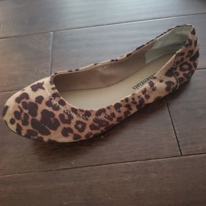 Leopard print flats size 8 new never worn